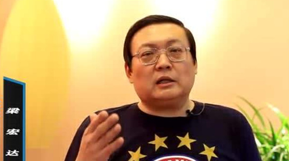 从一代名嘴到节目被叫停，销声匿迹7年的老梁，如今过得如何