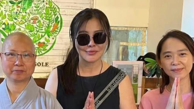 57岁王祖贤回台湾过中秋，颜值下跌严重，体态仍旧很优雅