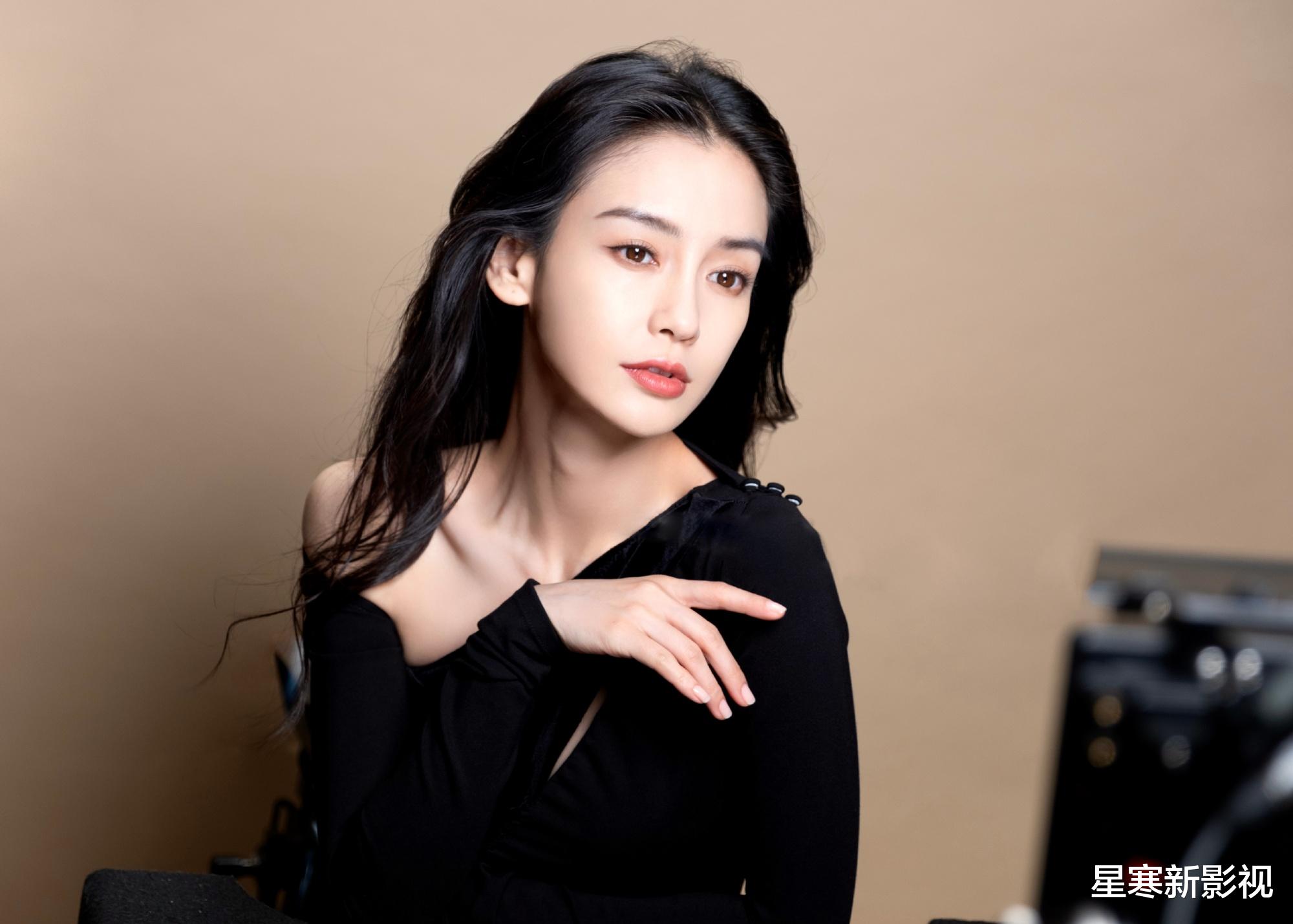 杨颖近照曝光,辣妹风穿搭状态好松弛,与路人合影毫无明星架子