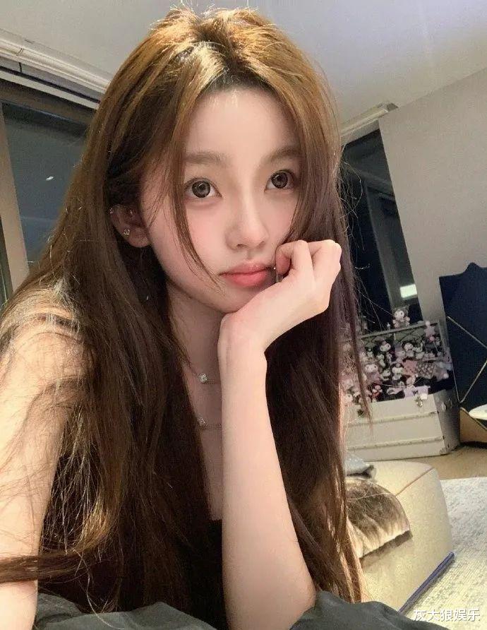 王思聪带一群女网红抓娃娃,阔绰!但不给抚养费,黄一鸣带娃艰难