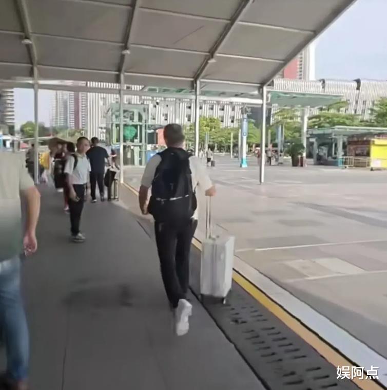 73岁王石挤电梯无人识,低调吃泡面惹争议!3岁女儿身高出众!