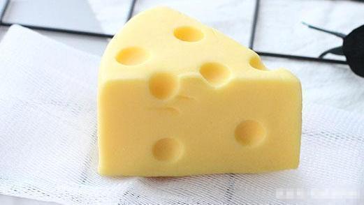 港星文咏珊定居上海！素颜挤地铁被嘲老气，身家千万穿2万的上衣