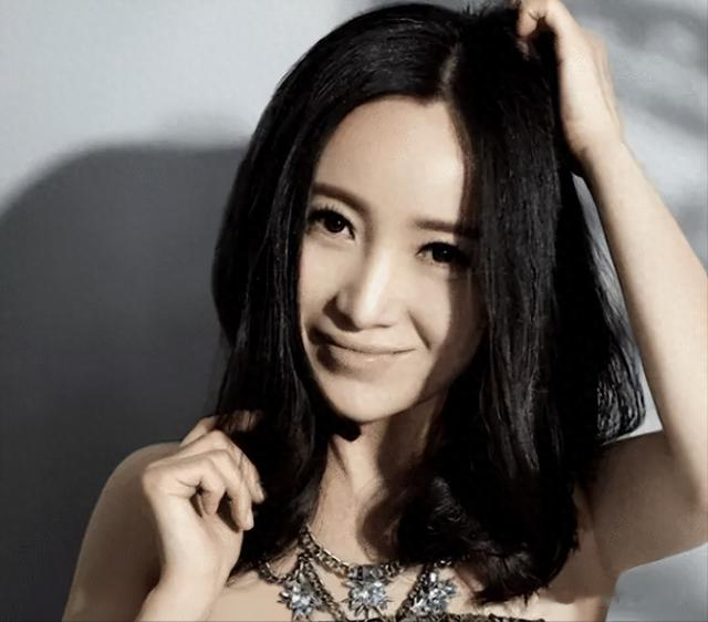 她上4次春晚,和恩师同居怀孕,被骗流产,如今51岁依然单身!