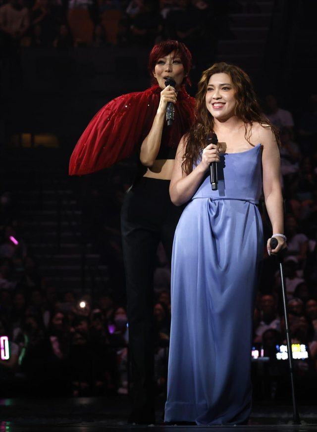 郑秀文演唱会造型超霸气,与许志安罕见同台,保持距离不再秀恩爱