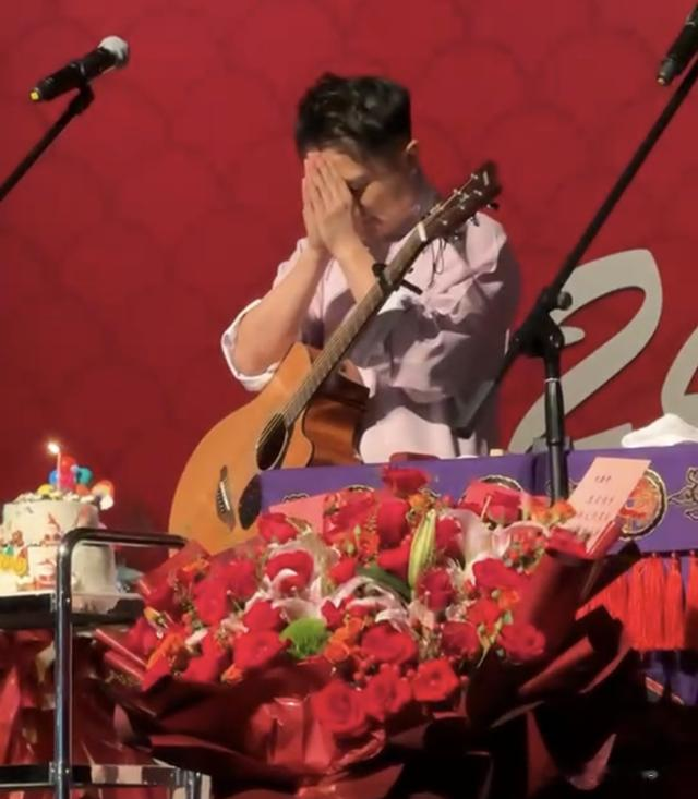 师恩天大!张鹤擎含泪感谢师父郭德纲,果然跟对人很重要