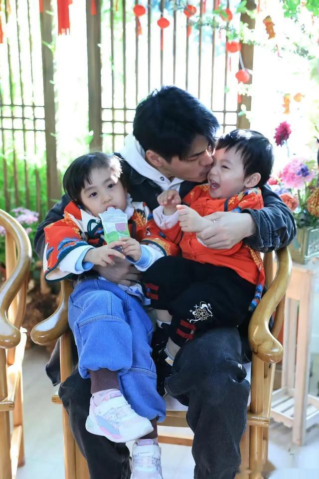 罗仲谦晒父女温馨日常，3岁小珍珠给爸爸梳头，笑容甜美颜值高