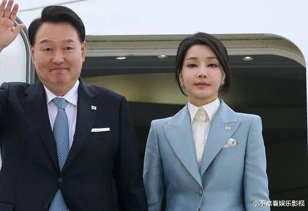韩国第一夫人这一次放大招了，出席韩非晚宴美翻，绿裙马尾美翻了