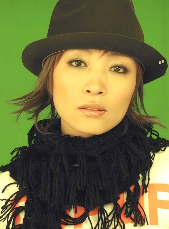 原来她早已去世!23岁爆红,第一个在鸟巢开演唱会,39岁跳楼自杀