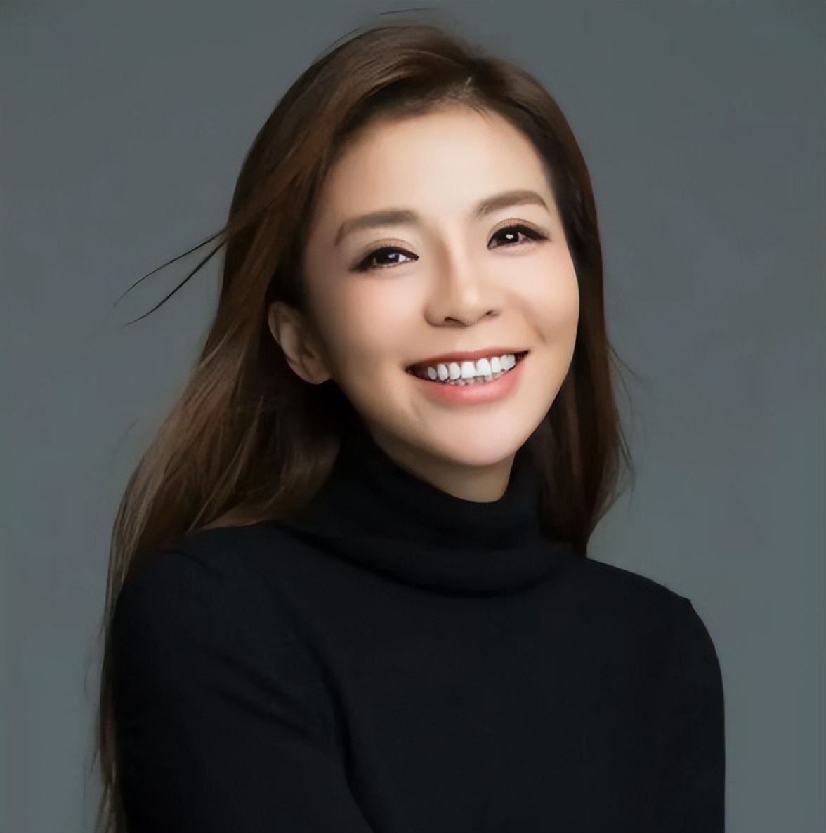 央视一姐朱迅:挚爱离世,抗癌14年,51岁的她近况如何?