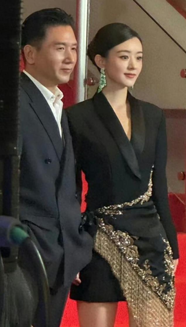 新加坡这一夜，闪钻流苏西装裙的赵丽颖，诠释了什么叫美不自知