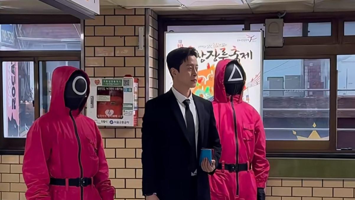 《鱿鱼游戏2》宣传团队打扮成剧中造型，在各地街头发邀请小卡片