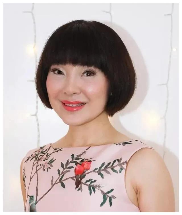 从意气风发到瘫坐轮椅，被老公气进医院离婚的陈红，如今怎样？