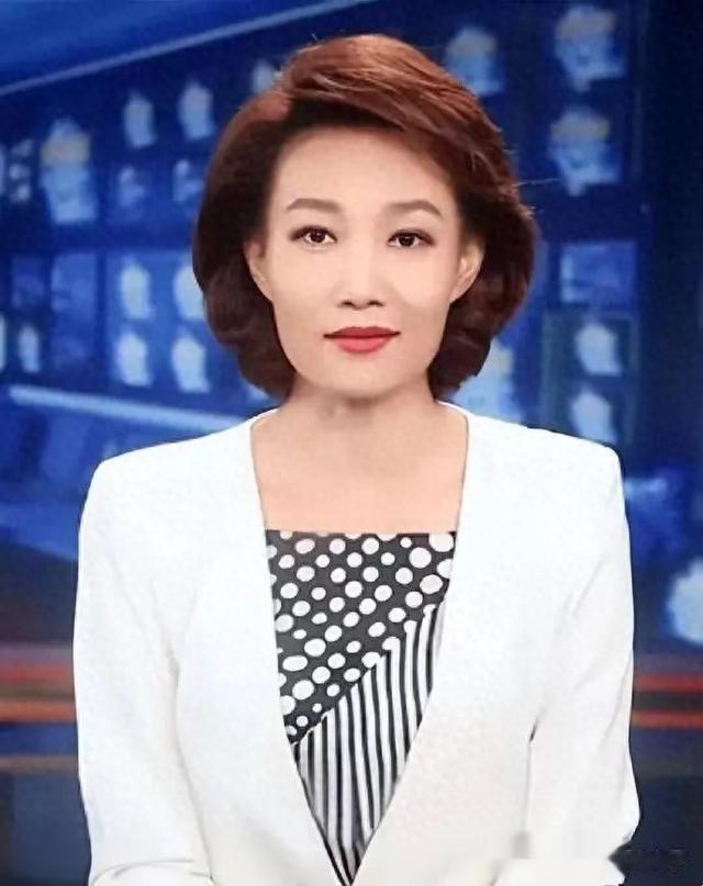 央视女主播李梓萌沈阳被偶遇,个高腿长胯宽,很彪悍,47岁仍单身