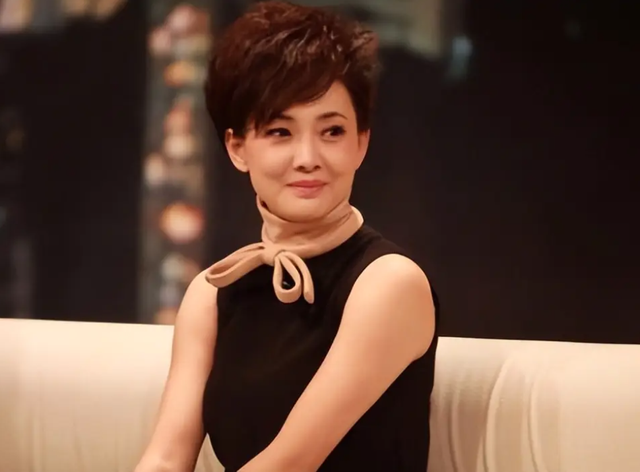 演员牛莉：结婚26年不做饭，连生3个孩子被丈夫一家宠成宝