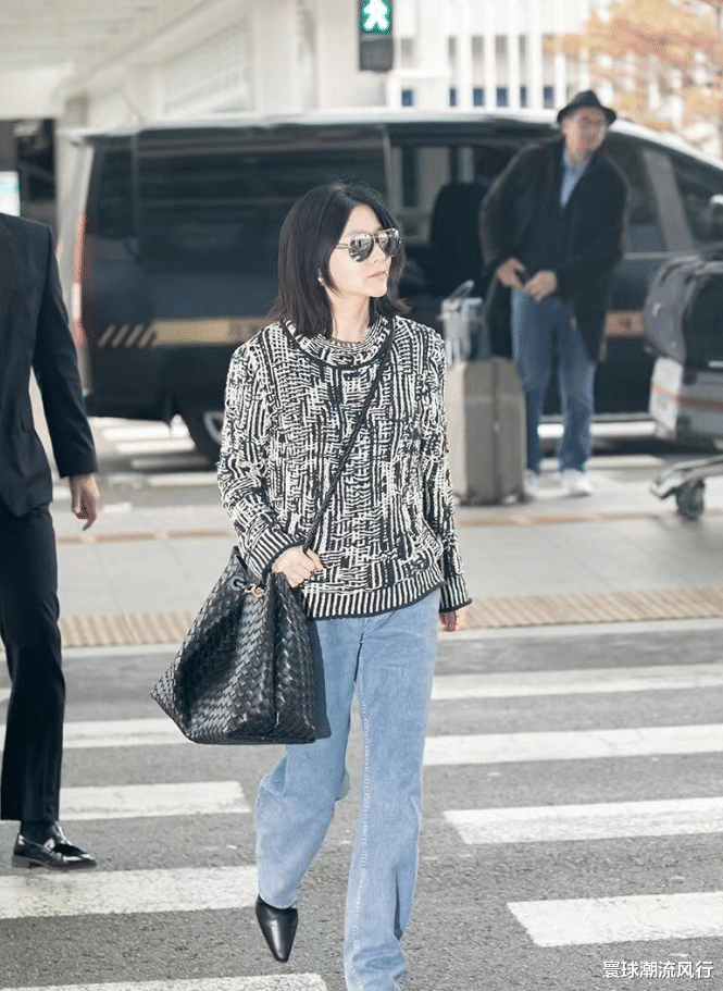 54岁李英爱美成韩国天花板!最新机场造型比全智贤时髦,皮肤超嫩