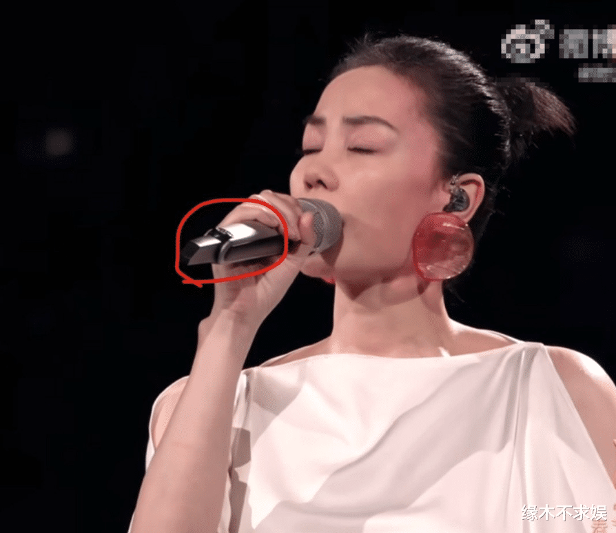 蛇年春晚名场面：小尼表情失控，刘谦魔术翻车，王菲没开麦！