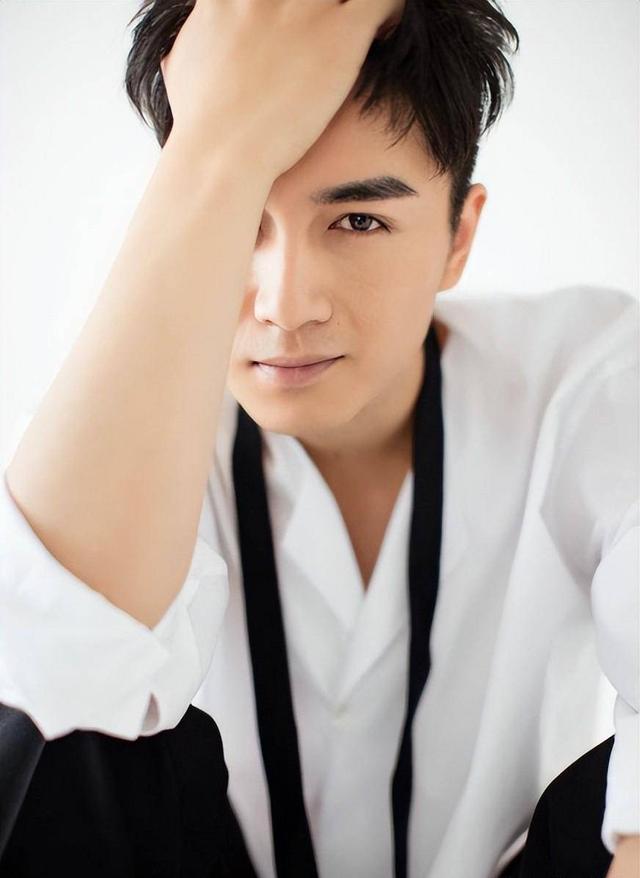 陈晓:小日子过得挺好的,吻老婆这幕太经典!