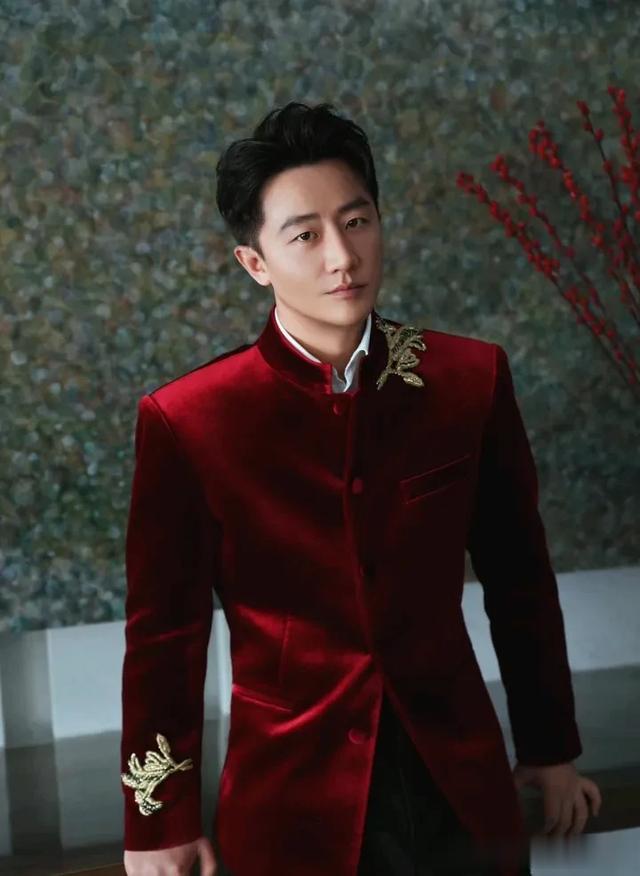 来看看黄轩颜值巅峰时期,他的身上散发艺术气息。