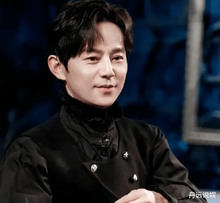 曝何炅KTV陪富婆喝酒?被对方亲密搂肩,真相曝光,女方身份被扒