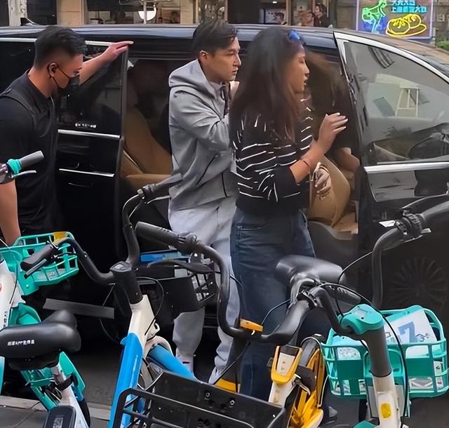 胡歌跟老婆黄曦宁一起逛街,温馨买早餐,夫妻好恩爱!