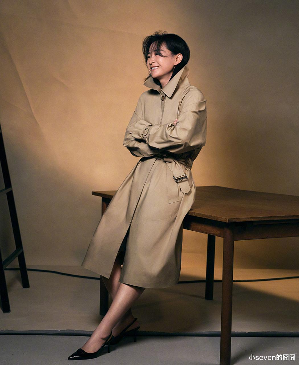 贾玲太有排面了!合影站C位李现马龙站旁边,近照曝光又瘦又美