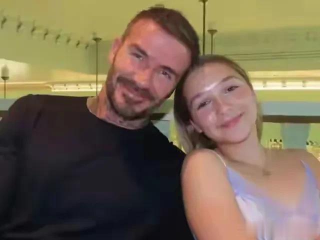 贝克汉姆拥抱女儿哈珀看球赛，两人一起大笑，父女情深暖人心