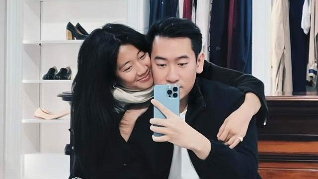 恭喜！香港知名星二代宣布结婚，学霸老公鼻子大外形酷似黎明