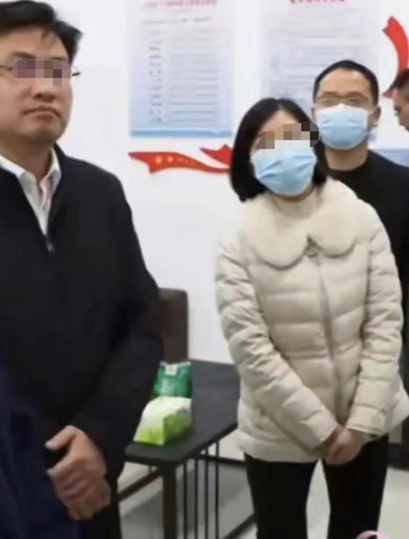 李佩霞毛奇曝更多亲密合影，两人形影不离