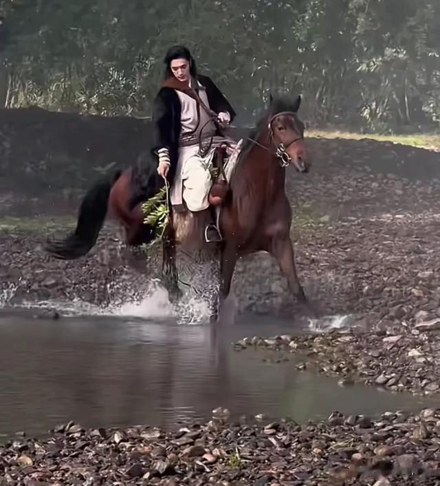 吴京《镖人》新造型化身草原硬汉,看演员阵容,都是会骑马的硬汉