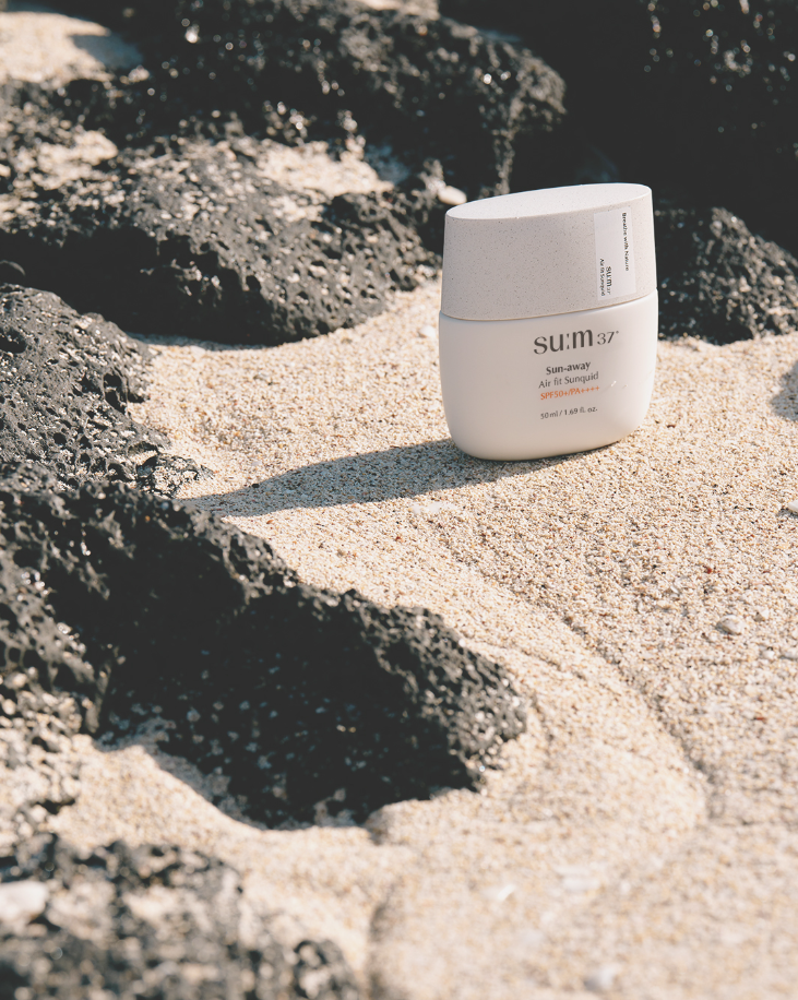 纯净素白典雅的护肤包装设计