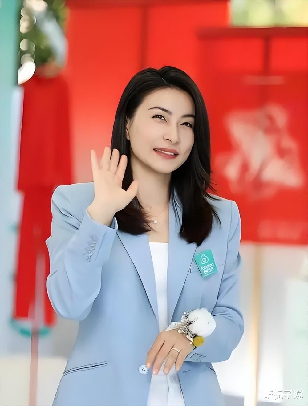 郭晶晶担任国际裁判！为跳水健儿加油打气，活出不一样的豪门贵妇