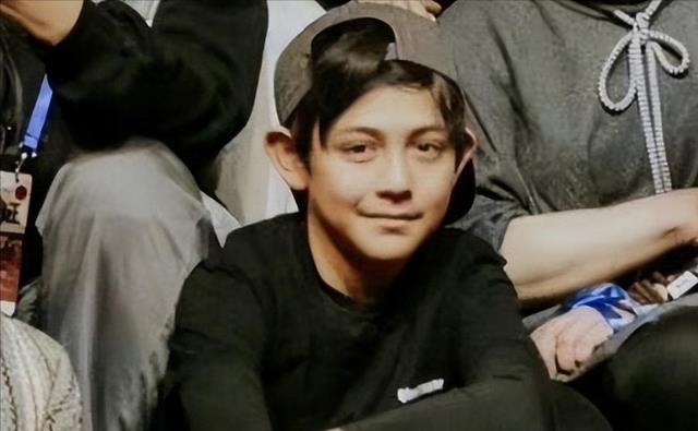 看了刘烨14岁儿子近照,才明白混血儿的心酸,周华健比儿子还年轻