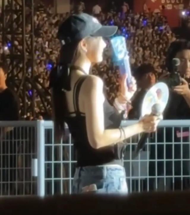 杨幂戴玉镯去看周深演唱会,她生图的美疯了,周深把自己唱哭了