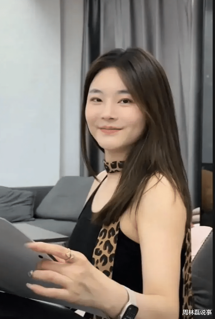 劳斯莱斯女车主身份被扒：私密照流出，性感优雅，身价过亿