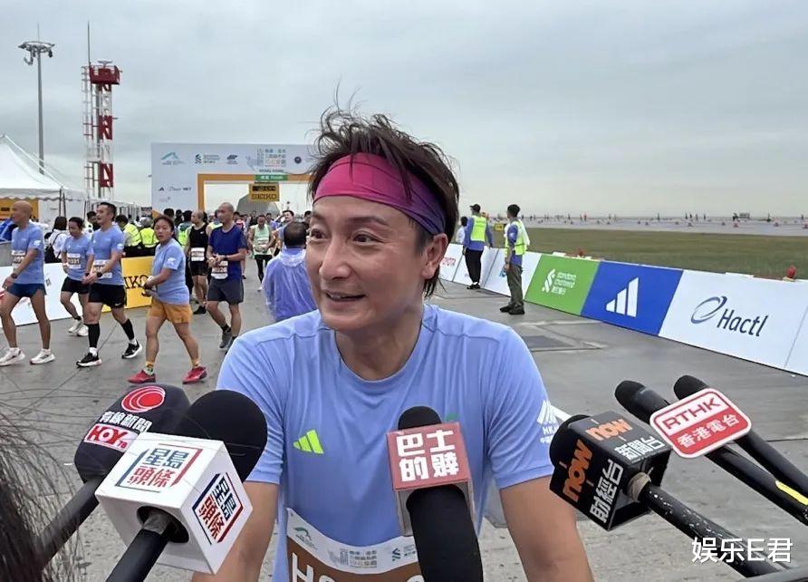 方力申与邓丽欣复合?女方甜蜜被抱入怀,网友不慎看走眼