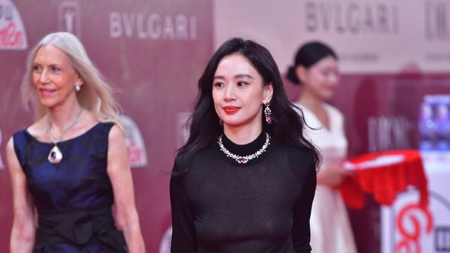 李梦真空装亮相上海电影节闭幕式：一场关于美与争议的盛宴