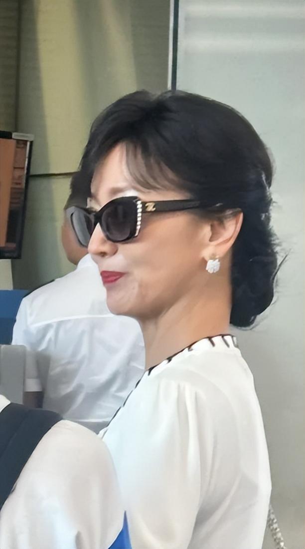 71岁赵雅芝皮肤松弛臀部塌陷,看到她的近况,才知道自然老去的美