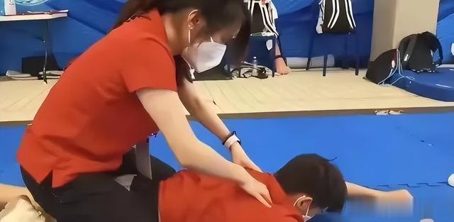 同样是冠军返乡,看到陈芋汐与全红婵的待遇后,明白陈若琳没说错