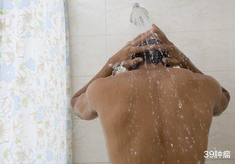 51岁男子洗澡突发脑梗，不幸离世，提醒：4个洗澡习惯，尽快改掉