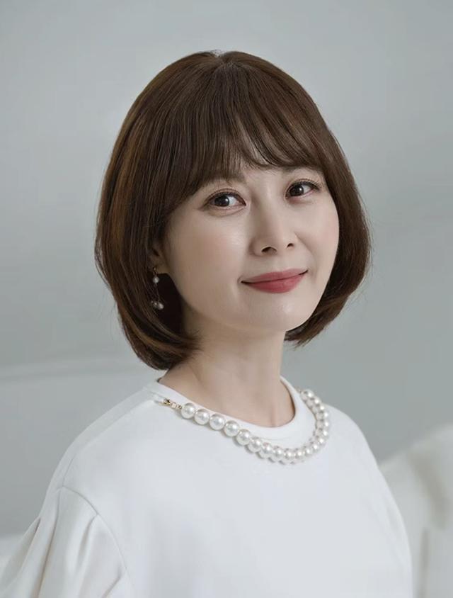 51岁宁静剪了短发气场很强，叶倩文的银发造型，50岁以上染发看这