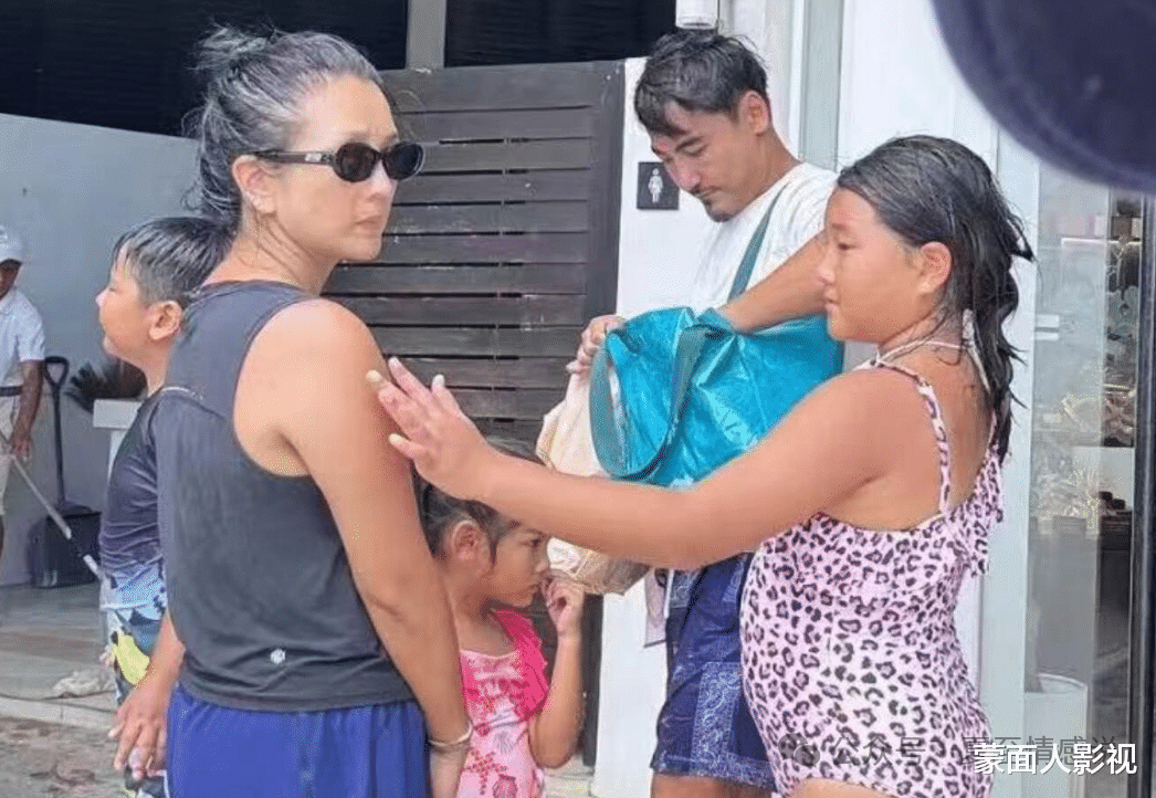 何洁38岁白发苍苍,泰国度假照曝光,为四娃拼搏令人动容!