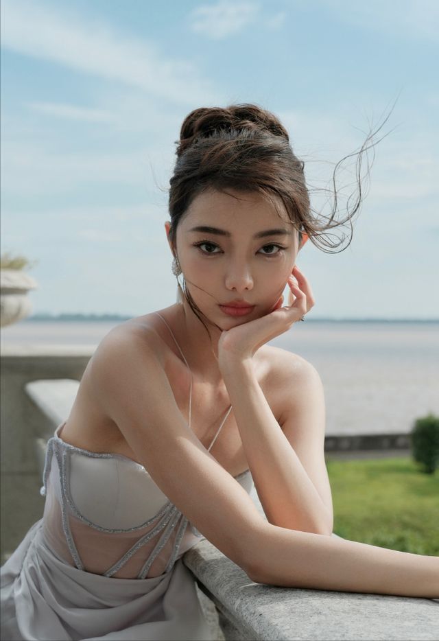 PB-李紫婷:当性张力遇上绝美颜值,是怎样一种撩人风暴?