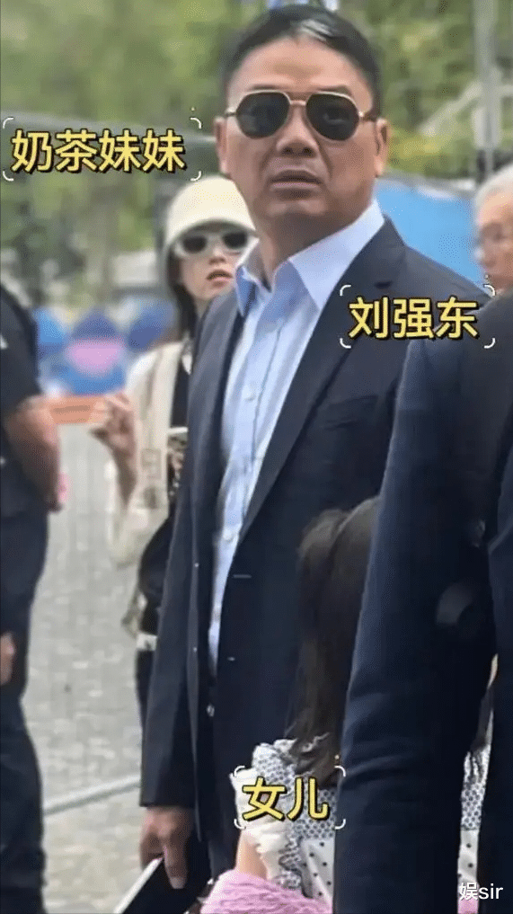 73岁王石近照曝光，头发稀疏花白显苍老，与田朴珺现身巴黎奥运会