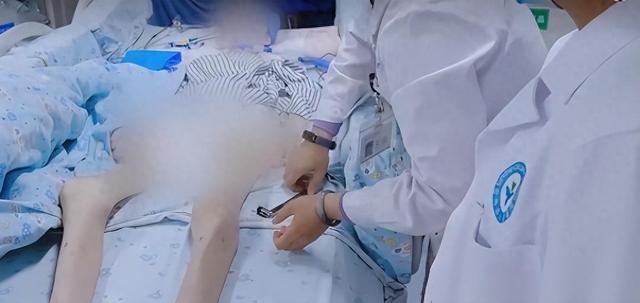 15岁广东少女为爱减肥,连续50天只喝水,最后妈妈含泪拔她氧气管