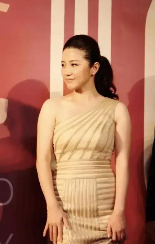 52岁的颜丙燕是丰腴的美，仪态万千的美。（附小视频，高清美图）