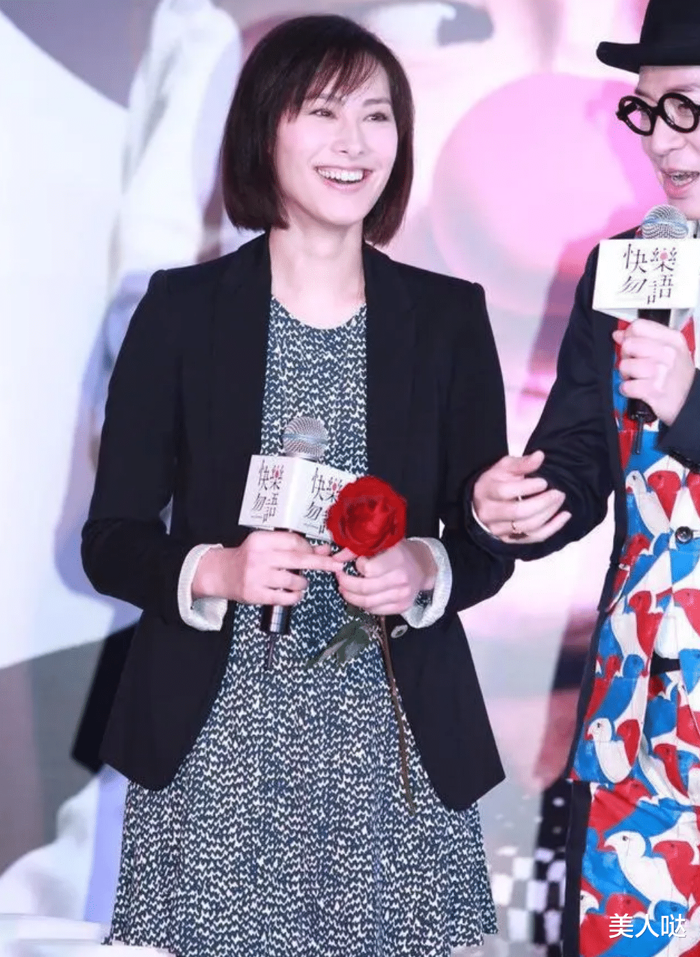 梁洛施真变了不少,有了当妈的稳重感,蓝裙配西装看着挺显年龄的