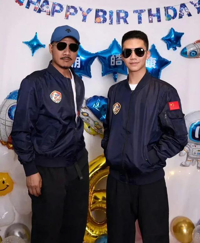 “爸爸基因”有多强大?父女俩共用一张脸,妈妈貌美如花也没用