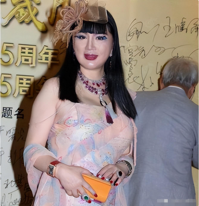 她是中国第一美妇，因为太美被克林顿接见，为显年轻28年不近男色