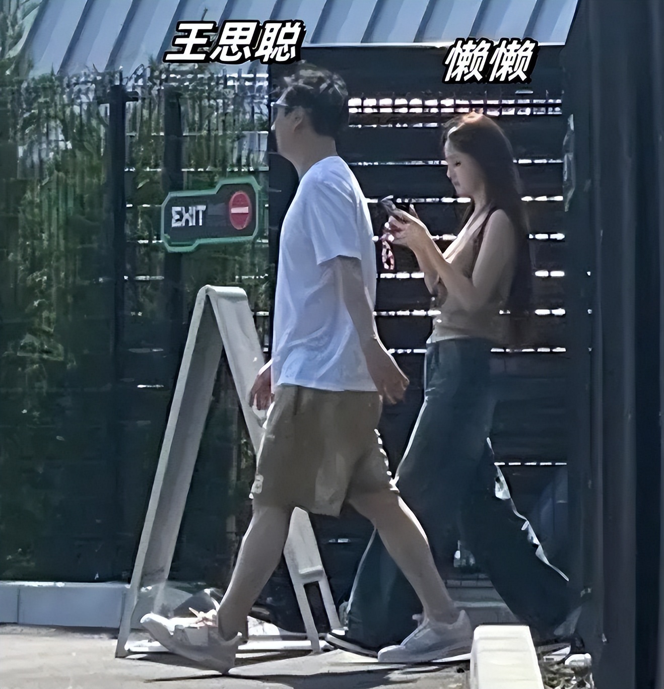 王思聪21岁新女友回国后首发声,隔空示爱显卑微!两人亲密照曝光