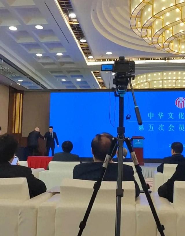 郭德纲当选中华文化促进会副主席，上台演讲，姜昆:还笑话我不